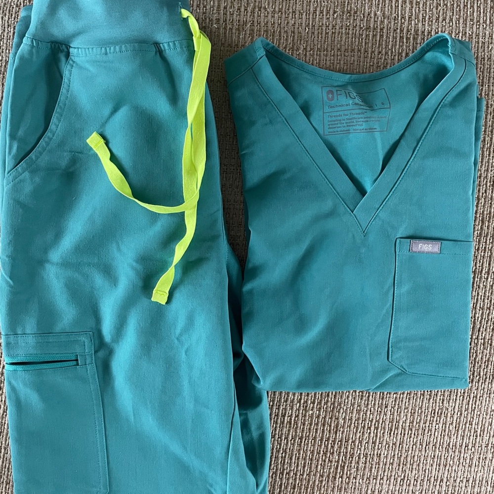 FIGS Catarina top and high waisted Yola skinny 2.0 pants in CACTUS